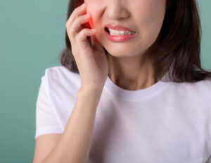 武蔵小杉の歯医者、武蔵小杉ネゴ歯科矯正歯科で歯髄壊死が進むと歯の色が変化する理由と内部吸収の進行について