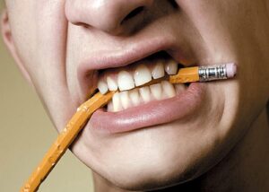 武蔵小杉の歯医者、武蔵小杉ネゴ歯科矯正歯科で特定の歯だけが動揺する原因は？歯周病以外の要因「咬合性外傷」を解説