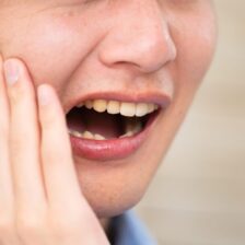武蔵小杉の歯医者、武蔵小杉ネゴ歯科矯正歯科でセラミック治療後に知覚過敏が起こる理由は？原因と対策を解説