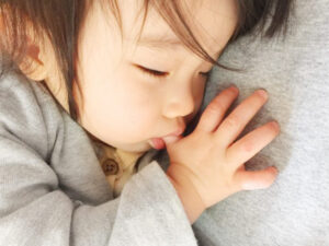 武蔵小杉の歯医者、武蔵小杉ネゴ歯科矯正歯科で子どもの指しゃぶりはいつまで許される？歯並びへの影響と改善策を解説